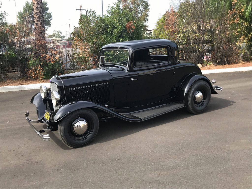 blazing 1932 Ford 3 Window Coupe Deluxe hot rod