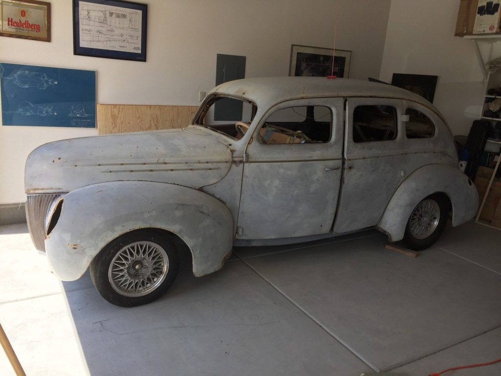 little rust 1939 Ford Fordor Deluxe project hot rod