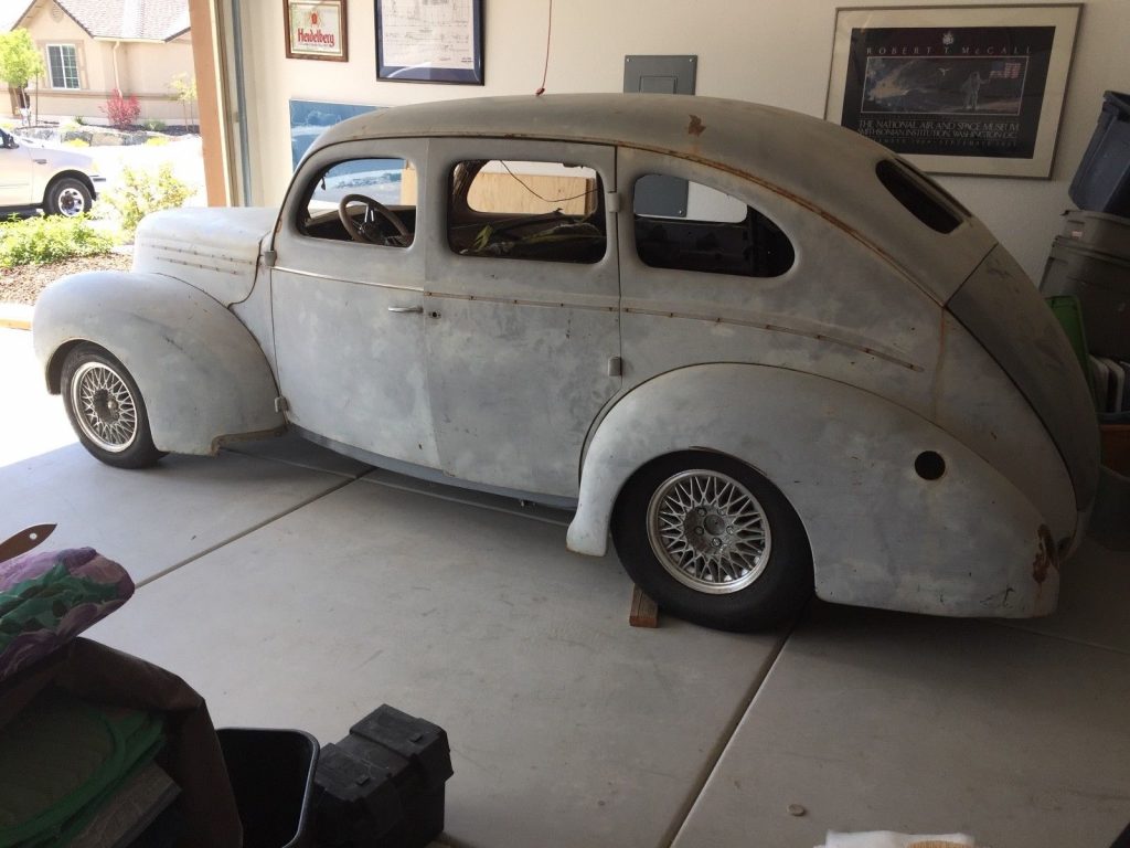 little rust 1939 Ford Fordor Deluxe project hot rod