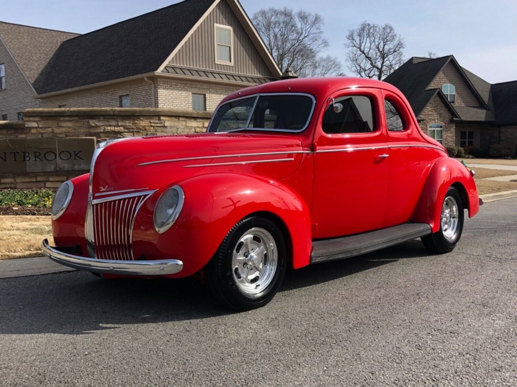detailed 1939 Ford Deluxe Deluxe hot rod