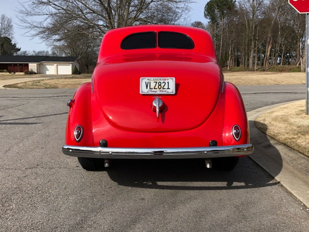 detailed 1939 Ford Deluxe Deluxe hot rod