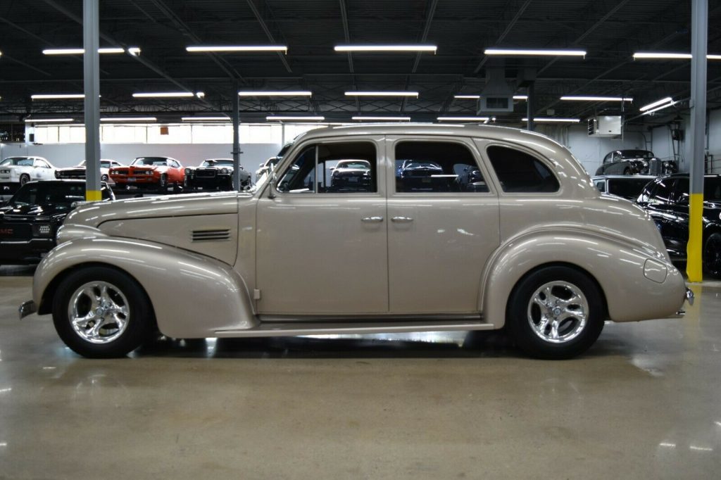 comfortable 1939 Pontiac Silver Streak hot rod