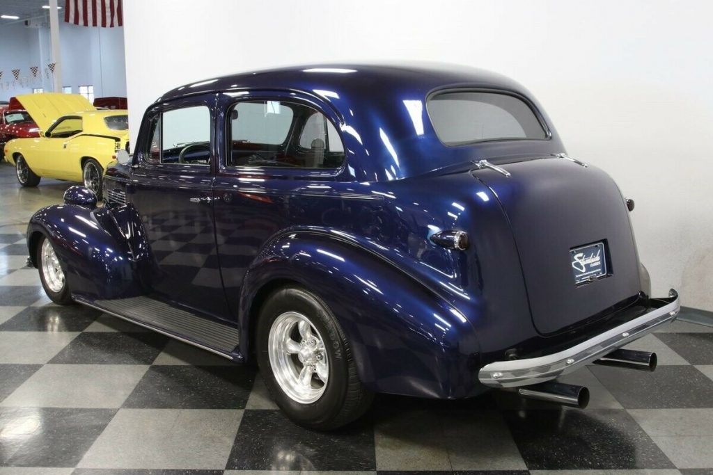 1939 Chevrolet Deluxe hot rod [very cool blend of vintage and new]